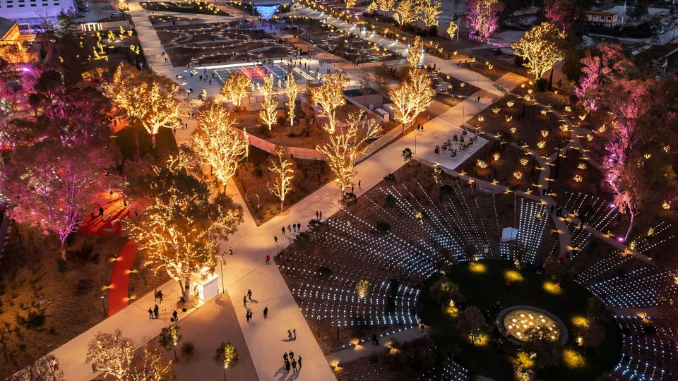 Παραμένει η λαμπερή ατμόσφαιρα στο Experience Park του Ελληνικού