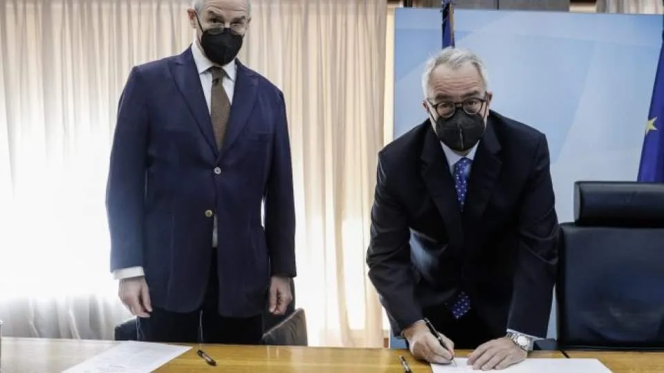 Ο ΥΠΕΣ Μ. Βορίδης όρκισε Έλληνα πολίτη τον σπουδαίο ιστορικό Μαρκ Μαζάουερ