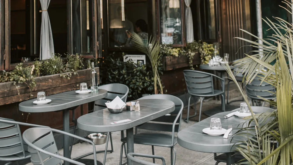 Επιδότηση έως 90.000 ευρώ σε εστιατόρια και μπαρ στις Κυκλάδες και Δωδεκάνησα