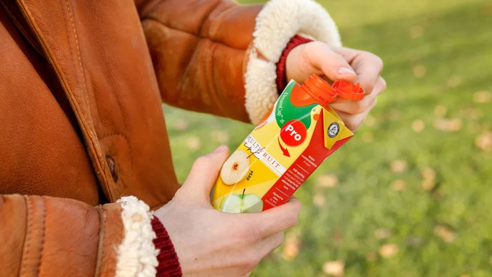 Η tetra pak δημιουργεί την πρώτη βιώσιμη χάρτινη συσκευασία με μη αποσπώμενο καπάκι