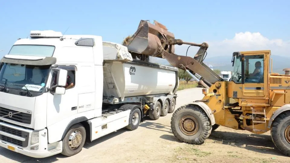 Άρχισε ο καθαρισμός από μπάζα και άλλα απόβλητα περιοχών σε Αγρίνιο και Μεσολόγγι