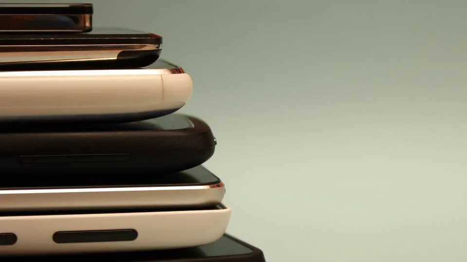 Pandas & ELTRUN: ​Ξεχασμένο σε ένα συρτάρι το παλιό smartphone για 8 στους 10 Έλληνες