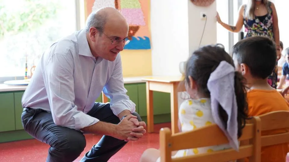 Χατζηδάκης: Σειρά μέτρων για έμπρακτη στήριξη των εργαζόμενων γονέων