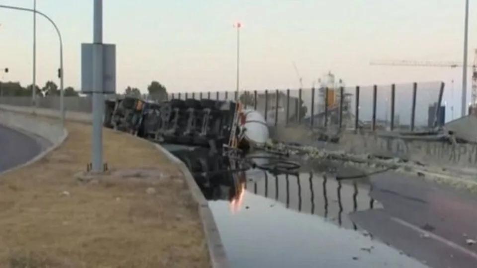 Περ. Αττικής: Ειδικό συνεργείο για την περισυλλογή επικίνδυνων υλικών που διαρρέουν στο οδόστρωμα​