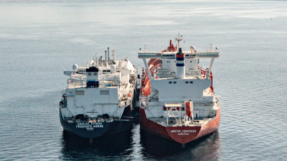 Ρεβυθούσα: Εκφορτώνεται το πρώτο φορτίο LNG από τη Mytilineos στη νέα πλωτή δεξαμενή FSU του ΔΕΣΦΑ