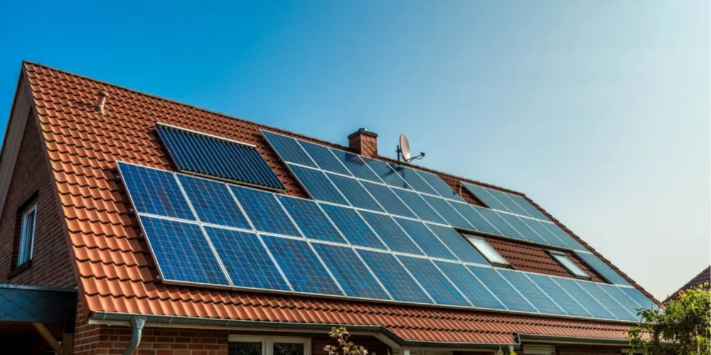 «Φωτοβολταϊκά στη Στέγη»: Όλες οι λεπτομέρειες - επιδότηση έως και 16.000 σε νοικοκυριά