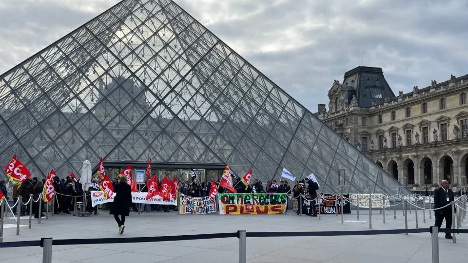 Γαλλία: Διαδηλωτές απέκλεισαν το μουσείο του Λούβρου για το συνταξιοδοτικό
