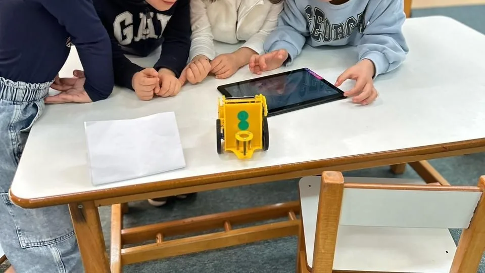 ΥΠΑΙΘ: Θα παραδοθούν 177.000 σετ ρομποτικής σε σχολεία της Αττικής