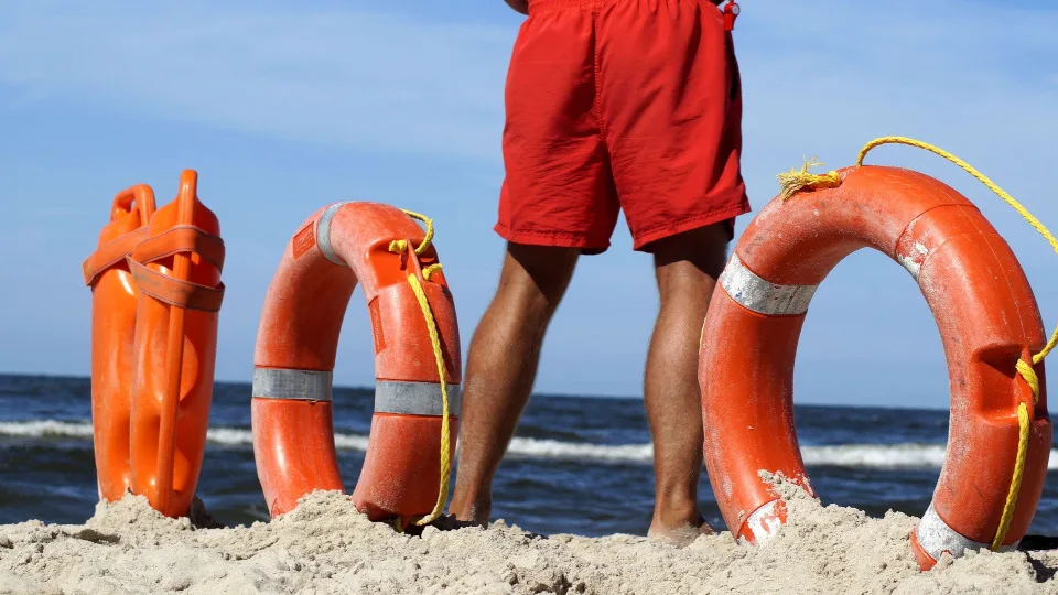 ΣΕΤΚΕ: Άμεση λύση στην υποχρεωτική απασχόληση ναυαγοσώστη στα καταλύματα με πισίνα