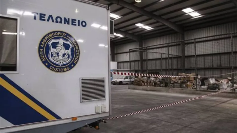 Στη «φάκα» της ΑΑΔΕ μετρητά, ναρκωτικά, μαϊμού προϊόντα