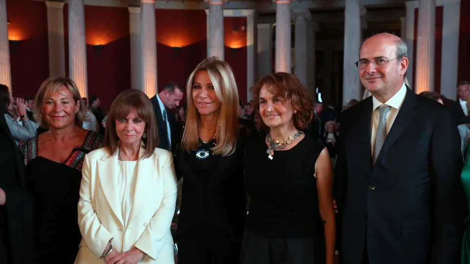 Βράβευση Μ. Λάτση για το ευεργετικό της έργο από την Επιτροπή Ολυμπίων και Κληροδοτημάτων