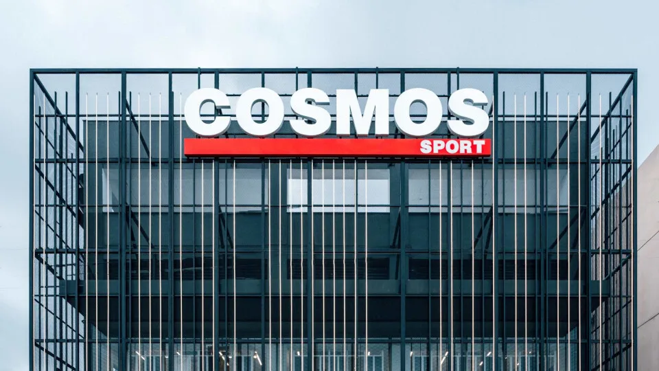 Νέο κατάστημα – ορόσημο για την Cosmos Sport στη Γλυφάδα και νέα sport-driven στρατηγική