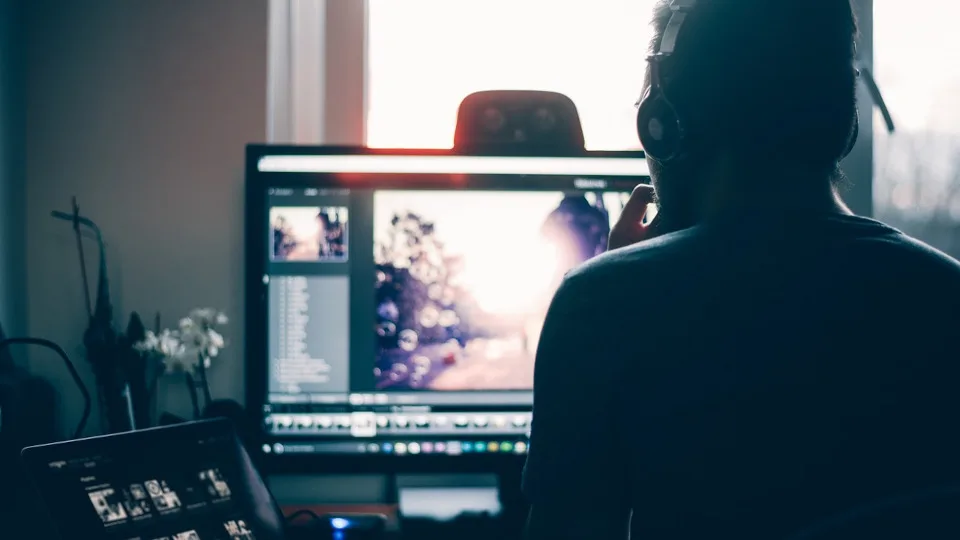 Ψηφιακές πλατφόρμες μουσικής: δίκαιη αμοιβή για καλλιτέχνες και δίκαιους αλγόριθμους ζητά το ΕΚ