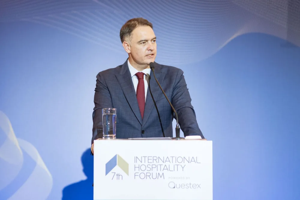 ΞΕΕ: Οι 4 άξονες ανάπτυξης του ελληνικού τουρισμού στα επόμενα χρόνια και η κόντρα με πλατφόρμες και βραχυχρόνια μίσθωση