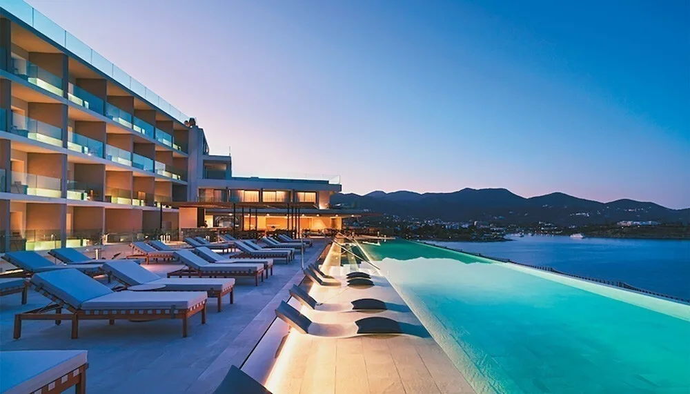 Ανθεκτικός ο ελληνικός τουρισμός: Εκ νέου άνοδος σε κίνηση - εισπράξεις