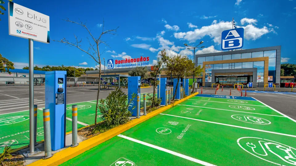 ΑΒ Βασιλόπουλος: Πρωτοβουλίες στην ηλεκτροκίνηση και τη χρήση ΑΠΕ