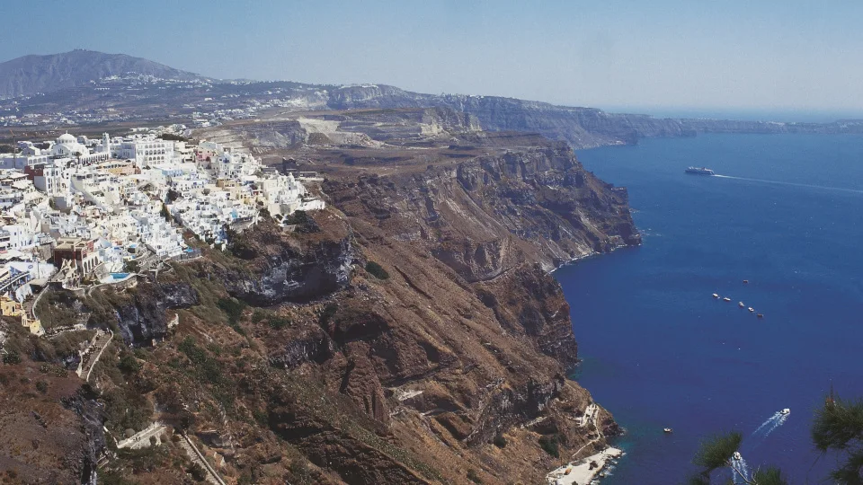 Fam Trip Βρετανίδων influencers αναδεικνύει τη Σαντορίνη ως premium προορισμό