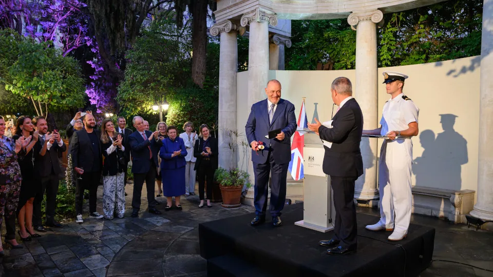 Απονομή του τίτλου ΟΒΕ του Τάγματος της Βρετανικής Αυτοκρατορίας στον Δημ. Δασκαλόπουλο