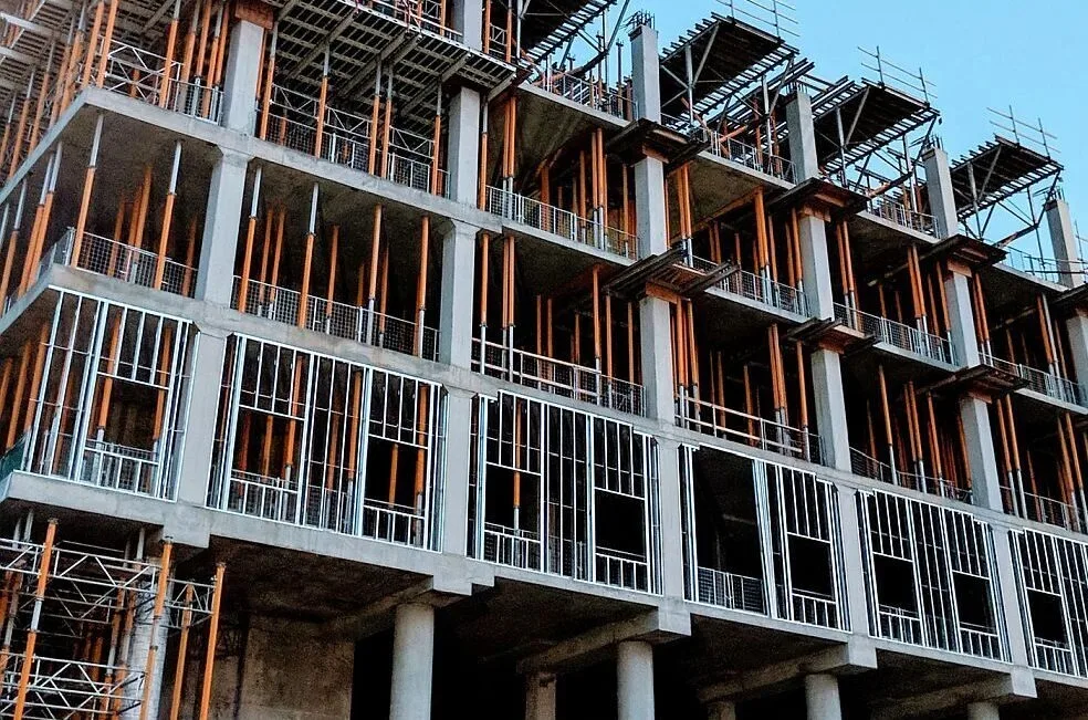 Mείωση της οικοδομικής δραστηριότητας τον Ιανουάριο, με χαμηλότερες επιφάνειες και  λιγότερες άδειες οικοδομών