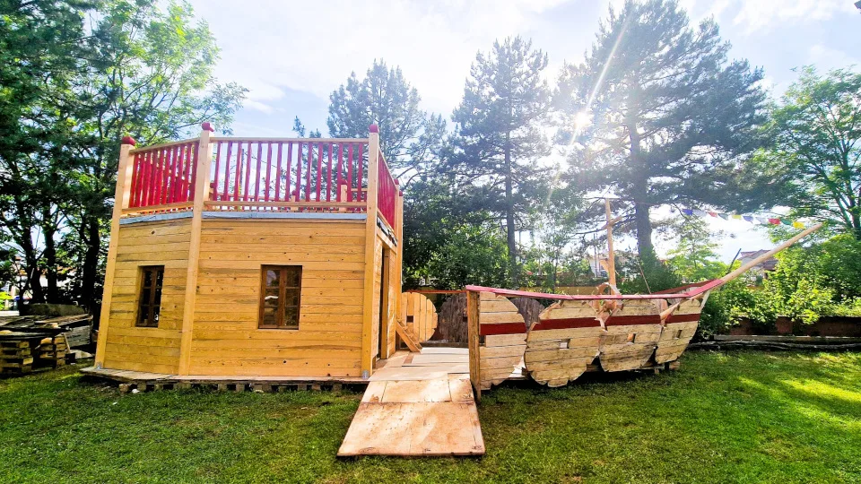 Principia: Χρησιμοποιημένες παλέτες, μετατράπηκαν σε παιδότοπο για παιδιά με αναπηρία, στη Κοζάνη