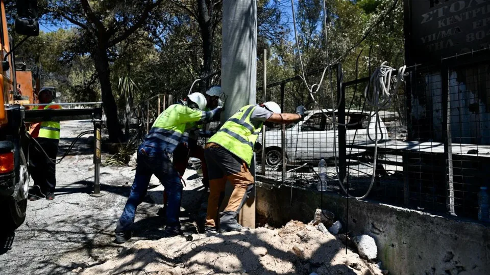 ΔΕΔΔΗΕ: Προσπάθειες πλήρους αποκατάστασης της ηλεκτροδότησης στις πυρόπληκτες περιοχές