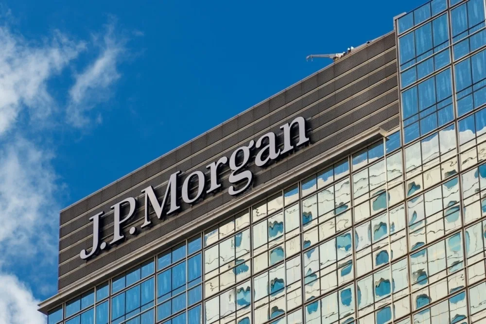 J.P. Morgan: Κίνδυνος παγκόσμιας ύφεσης στο 60% λόγω δασμών Τραμπ