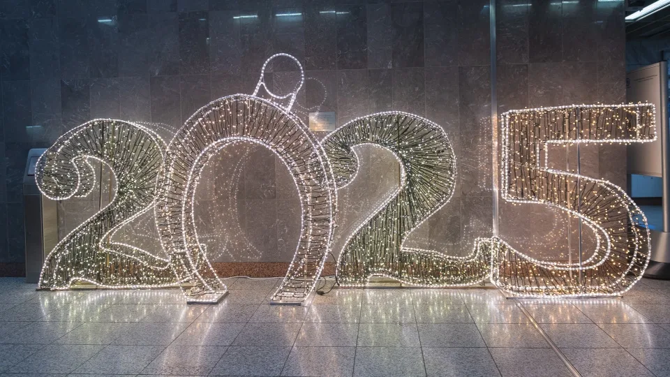 ΣΤΑ.ΣΥ: Γιορτινοί στολισμοί σε σταθμούς Μετρό και συρμούς