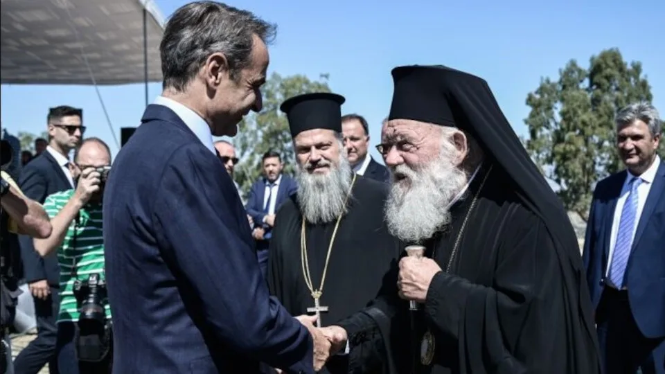 Συνάντηση Μητσοτάκη – Ιερώνυμου στο Μέγαρο Μαξίμου: Τιμή στον Αρχιεπίσκοπο Αλβανίας