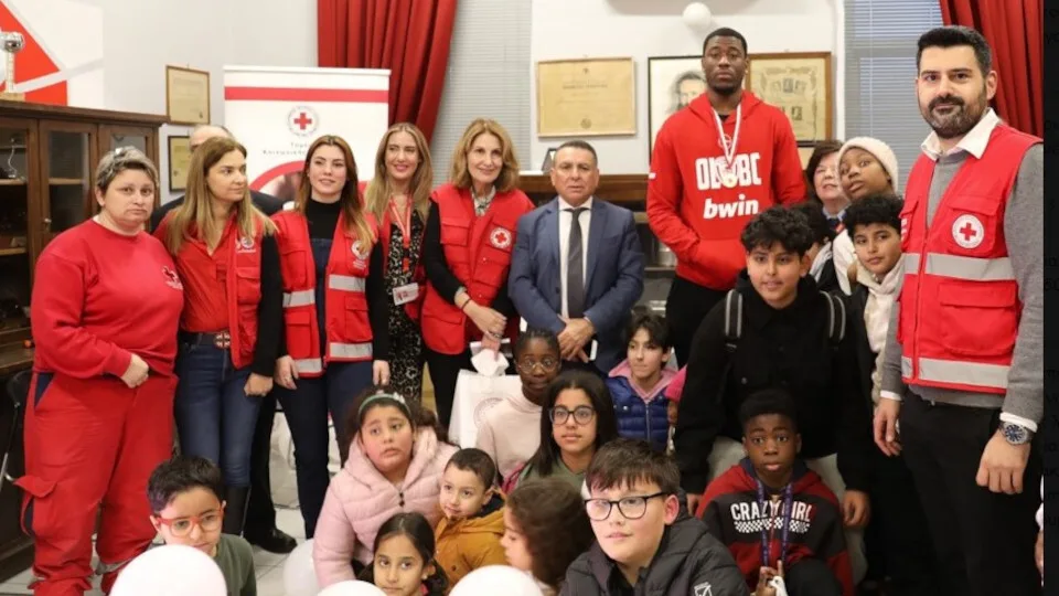 Ε.Ε.Σ. και ΚΑΕ Oλυμπιακός μοιράζουν αγάπη σε 150 παιδιά με λούτρινα αρκουδάκια