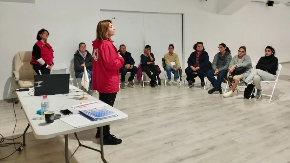 Ε.Ε.Σ:  Ψυχολογική υποστήριξη και επίδειξη παροχής Πρώτων Βοηθειών στους κατοίκους της Σαντορίνης