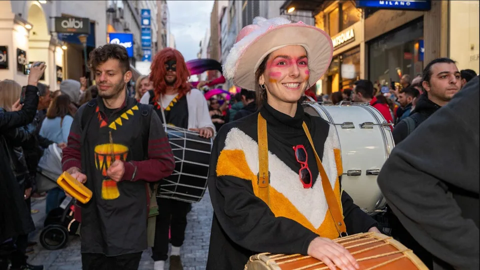 Αθηναϊκό Καρναβάλι 2025: Αποκριάτικη παρέλαση και συναυλία στην πλατεία Κοτζιά