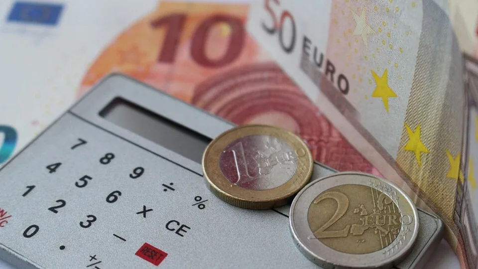 e-ΕΦΚΑ - ΔΥΠΑ: Μοιράζει 1,25 δισ. ευρώ σε 2,5 εκατ. δικαιούχους