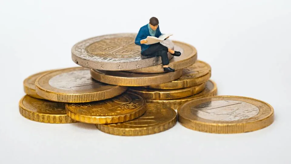 Αύξηση κατώτατου μισθού στα 880 ευρώ από 1/4/2025: Πώς διαμορφώνεται το καθαρό εισόδημα