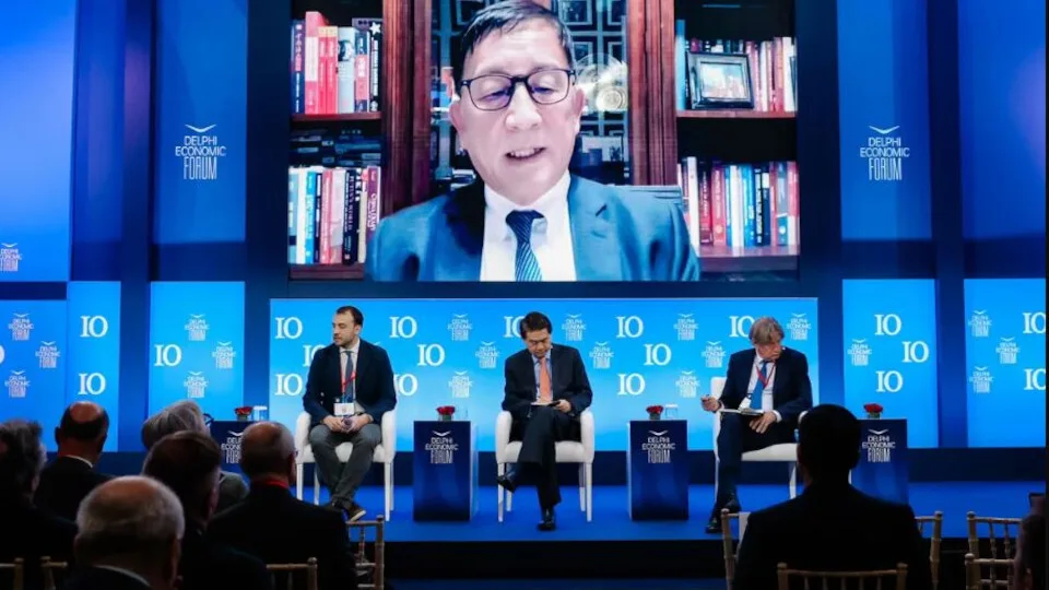 Δελφοί 2025: «Δεν πρόκειται για πόλεμο ΗΠΑ - Κίνας, αλλά για ΗΠΑ εναντίον όλων»