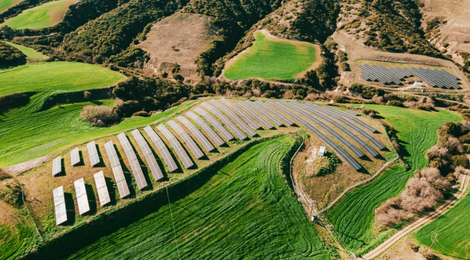 Οριστική προσφορά σύνδεσης με το δίκτυο για 8 φωτοβολταϊκούς σταθμούς από MORE και ΔΕΗ Ανανεώσιμες