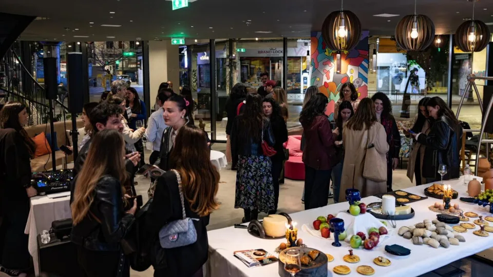 Κεραμική έκθεση «ΣΥΝ-ΥΠΑΡΞΗ» στο Moxy Athens City – Τέχνη και πόλη σε δημιουργικό διάλογο