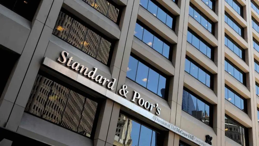 S&P: Οι ελληνικές τράπεζες δεν επηρεάζονται από τους αμερικανικούς δασμούς και θα προχωρήσουν σε εξαγορές