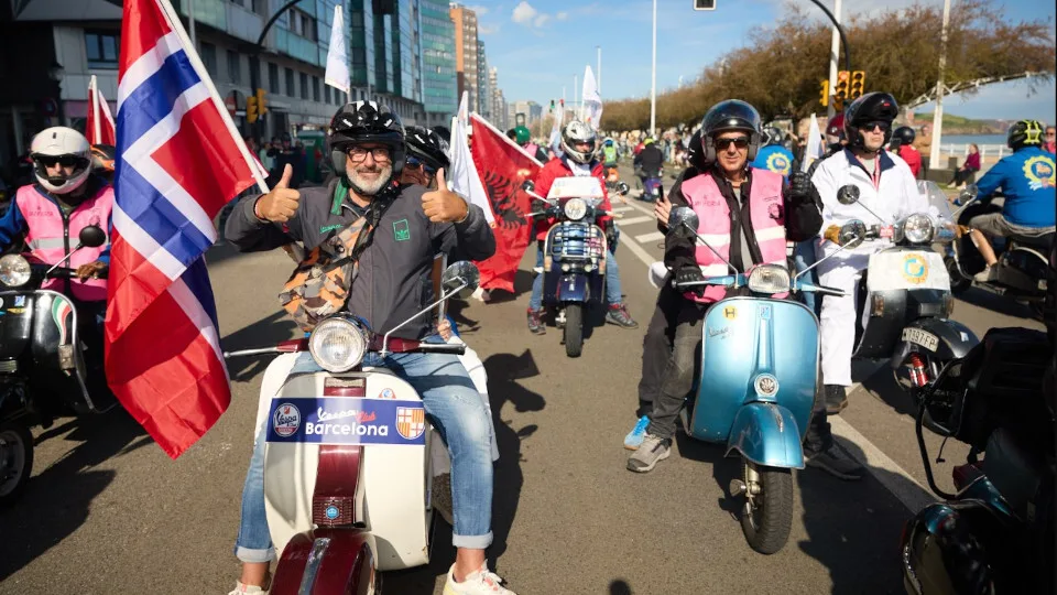 Ολοκληρώθηκαν οι Vespa World Days 2025 στην Gijón της Ιαπωνίας, με πάνω από 4.000 συμμετοχές