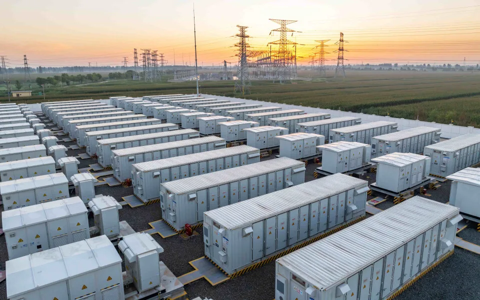 Όμιλος ΔΕΗ: Κατασκευάζει 2 νέους Σταθμούς Αποθήκευσης Ενέργειας (BESS) στη Δυτική Μακεδονία