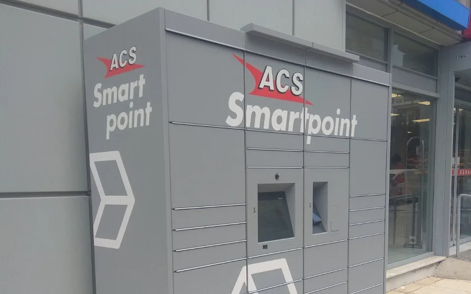 ACS: Εγκαινιάζει συνεργασία με τη Skroutz Last Mile και επεκτείνει το δίκτυο των ACS Smartpoint Locker