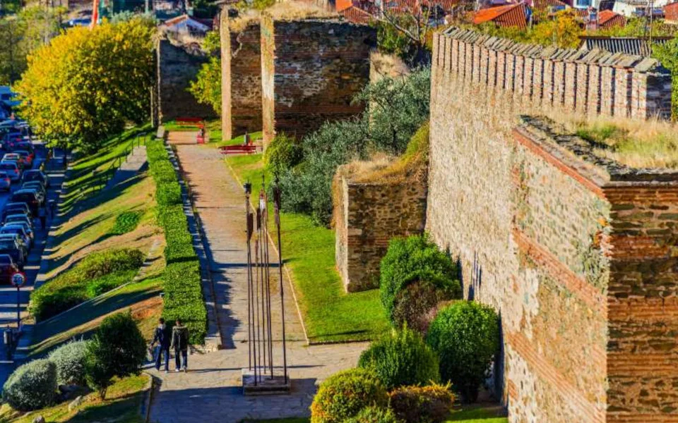 ΥΠΠΟ: Νέα φωταγώγηση για τα τείχη της Θεσ/νίκης δρομολογείται εντός του 2026 - Δωρεά από METLEN