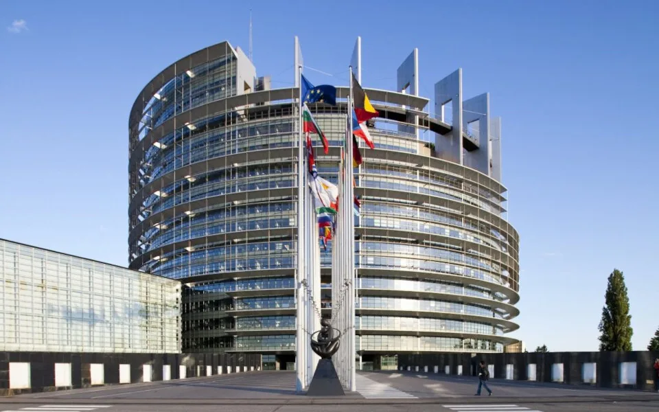 Το Ευρωπαϊκό Κοινοβούλιο ζητά περισσότερο συντονισμένα και ανθεκτικά ηλεκτρικά δίκτυα στην ΕΕ