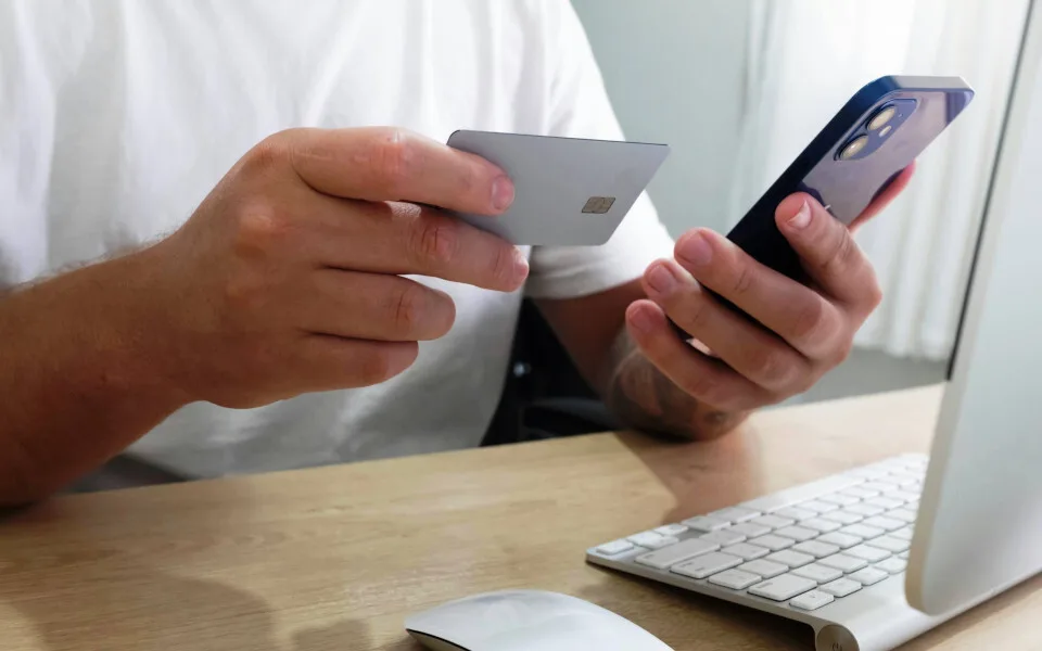 Αντιδρούν συνεργεία & ελεύθεροι επαγγελματίες για την εφαρμογή του ψηφιακού πελατολογίου από 1η Ιουλίου