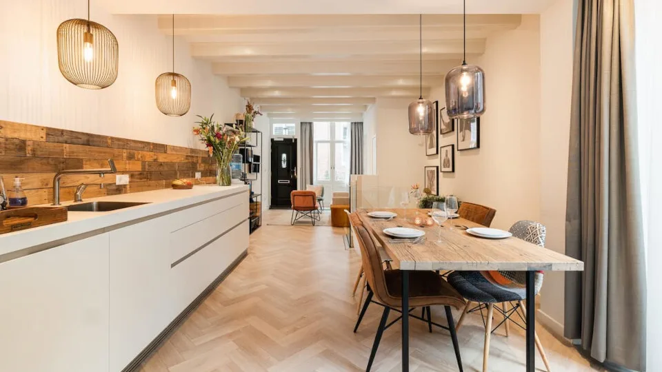 Η Airbnb συμβουλεύει τους χρήστες για ασφαλείς κρατήσεις και προστασία από διαδικτυακές απάτες