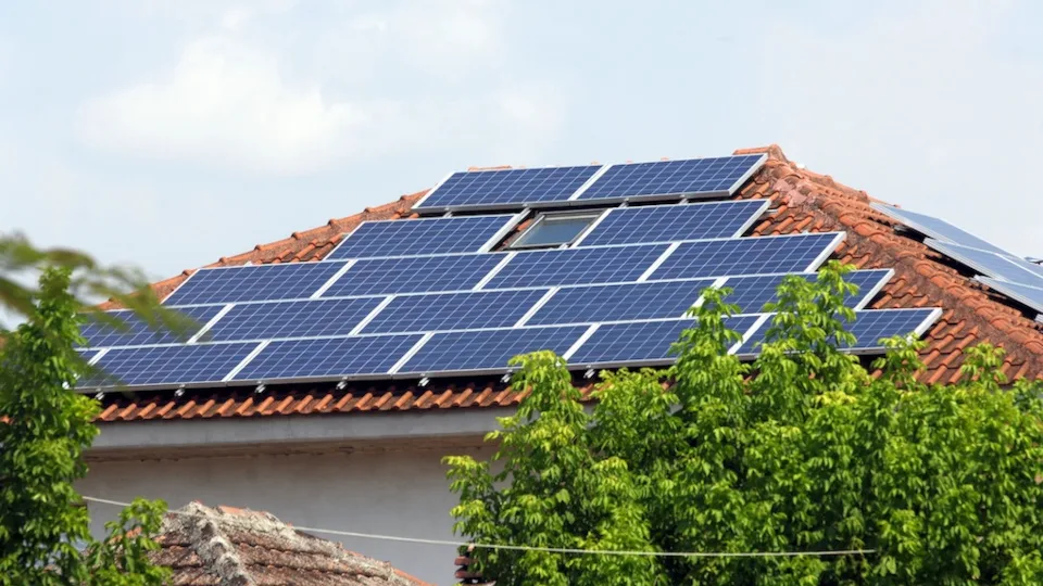 Νομοσχέδιο του ΥΠΕΝ δίνει το «οκ» για φωτοβολταϊκά σε πολυκατοικίες