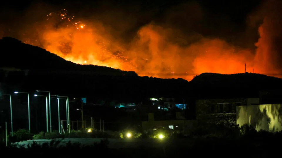 ΥΠΕΘΟ: Αναστολή πράξεων αναγκαστικής εκτέλεσης για όσους επλήγησαν από τις πυρκαγιές του καλοκαιριού