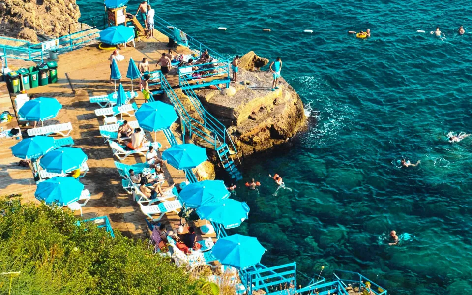 Σαφάρι της ΑΑΔΕ σε ξενοδοχεία, ταβέρνες, παραλίες για ελέγχους κατά της φοροδιαφυγής