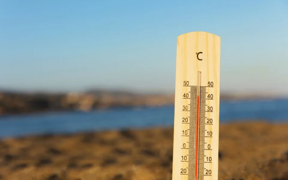 Καύσωνας: Έκτακτα μέτρα στον ιδιωτικό τομέα, απαγόρευση για υπαίθριες εργασίες και πρόστιμα