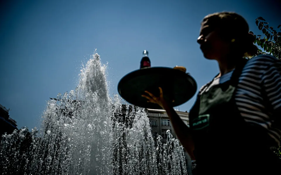 Καύσωνας VS εργαζόμενοι: Εγκύκλιος για την αποφυγή της θερμικής καταπόνησης όσων εργάζονται στον ιδιωτικό τομέα