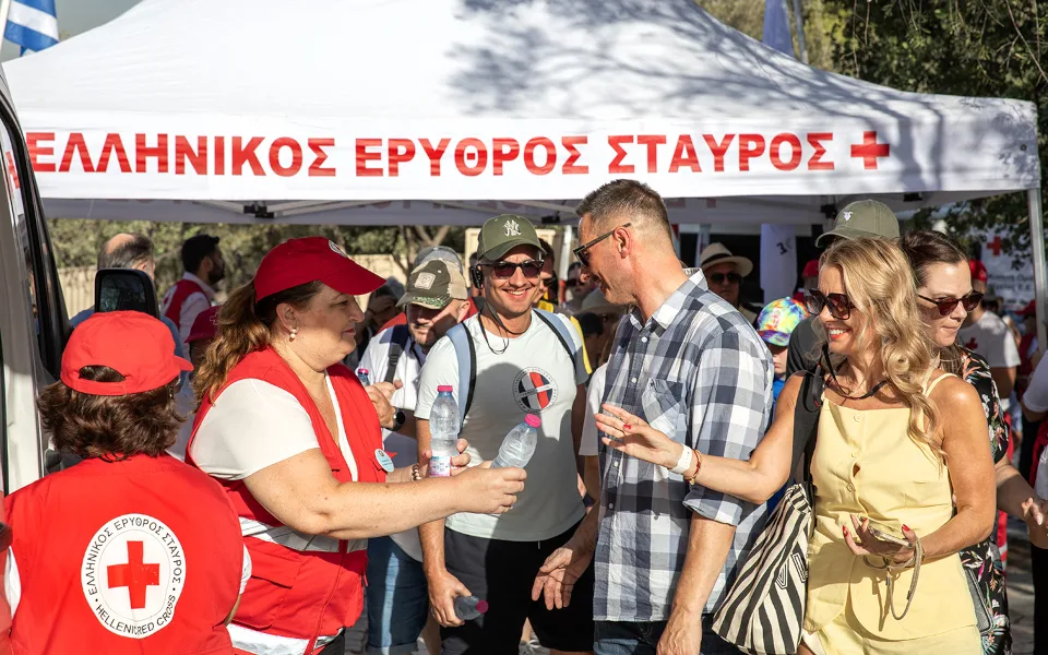 Ε.Ε.Σ: Δράση υποστήριξης προς τους επισκέπτες της Ακρόπολης - Διανεμήθηκαν 5.000 μπουκάλια νερό